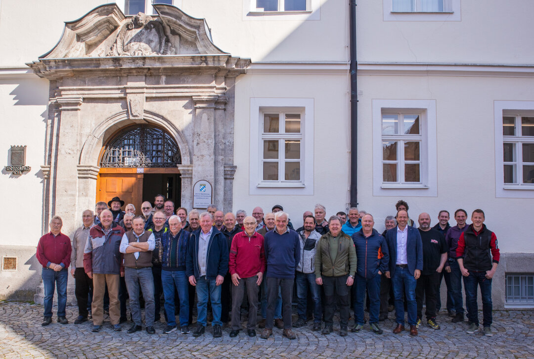 Gruppenfoto vor dem Amtsgebäude der Teilnehmer der Feldgeschworeneninfoveranstaltung am ersten Tag