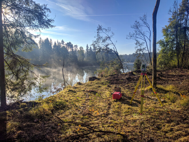 Tachymeter am Flussufer